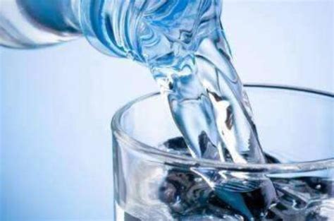 【晚上喝水多有什么危害】【图】晚上喝水多有什么危害？ 喝水对人体的11个作用_伊秀健康|yxlady.com
