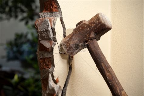 工具打破毁坏用锤子砸碎墙于修缮房屋高清图片下载-正版图片307539639-摄图网