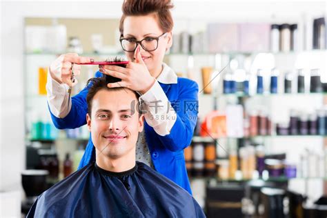 师傅在理发店剪男人的头发和胡须理发师为高清图片下载-正版图片502988311-摄图网