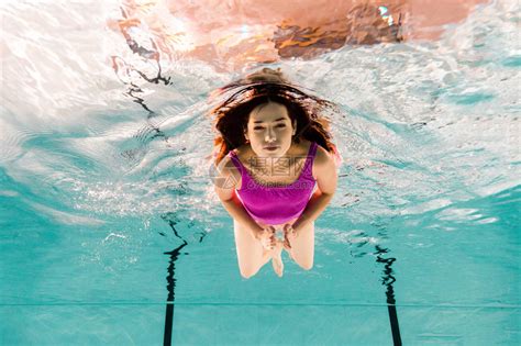 美丽的女人在游泳池里穿着泳衣在水下潜水高清图片下载-正版图片503538888-摄图网