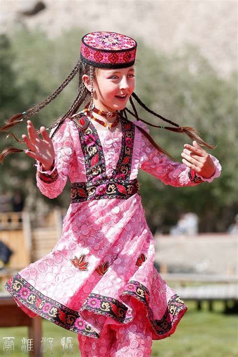 新疆女孩可以美到什么程度？把迪丽热巴扔人群里就再也找不到了！