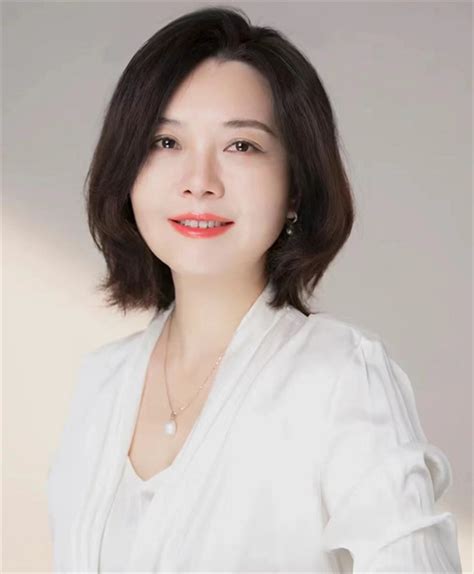 职业妆容甜美女生头像