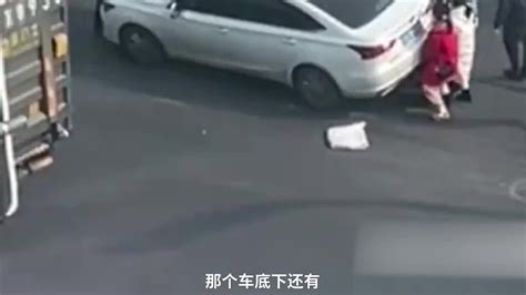 成都街头一男子被卷入车底，20多人火速抬车救人_凤凰网视频_凤凰网