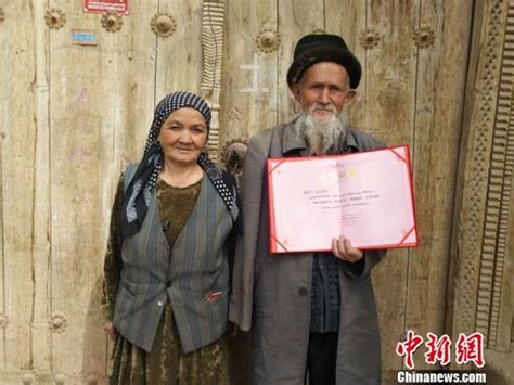 新疆维吾尔族老人收养汉族弃婴20年后培养成大学生(图)_手机新浪网