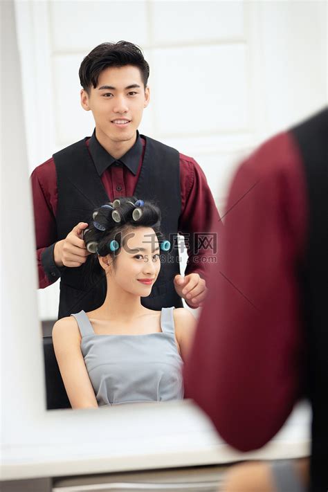 青年女人在理发店里做头发高清摄影大图-千库网