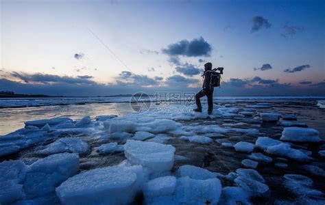 极地海冰人影高清图片下载-正版图片500814981-摄图网
