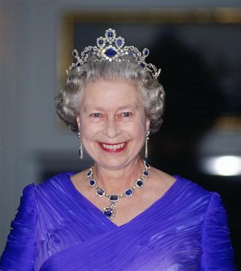 华丽的英国皇室王冠背后的故事_珠宝_投资收藏_凤凰艺术