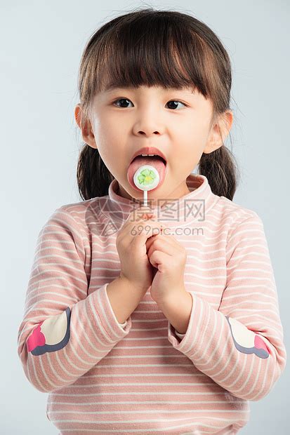 可爱的小女孩正在吃零食高清图片下载-正版图片507621312-摄图网
