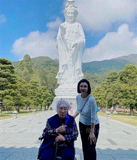 谢玲玲个人资料：携97岁婆婆现身寺庙，满头白发精神好，离婚多年仍亲如母女 | 人物集