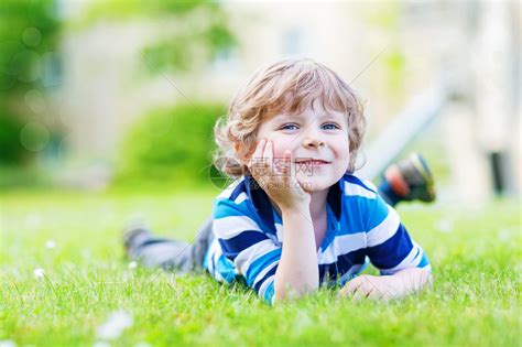 快乐的孩子在草地上享受和做梦高清图片下载-正版图片503216197-摄图网