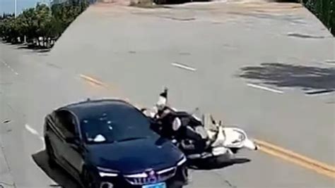 男子不戴头盔骑摩托车上高架，车辆失控径直撞向路边围栏，人在地上滚了一圈，拖鞋直接飞到桥下_凤凰网视频_凤凰网
