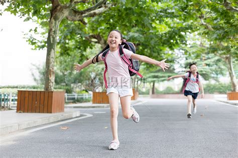 放学双手张开跑向父母的小学生高清图片下载-正版图片500601659-摄图网