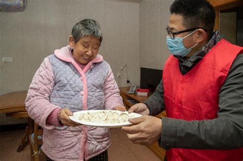 他们把爱心包进饺子里 志愿者为孤寡老人送去寒冬的暖意|老人|饺子|志愿者_新浪新闻