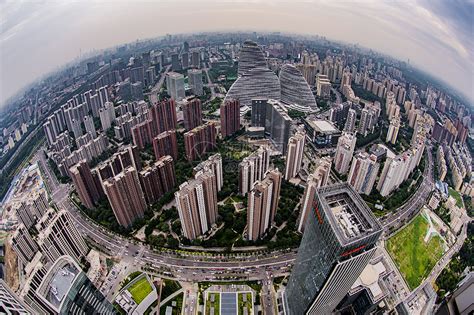 望京发展史：高标准设计，从偏远地区直接到世界级城区 北京望京地区，原本是北京一个偏远的地区，现在则是一个罕见的世界级城区，商业办公区配置高端 ...