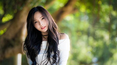 Wallpaper Beautiful Chinese girl, look, blurry background 3840x2160 UHD 4K Picture, Image