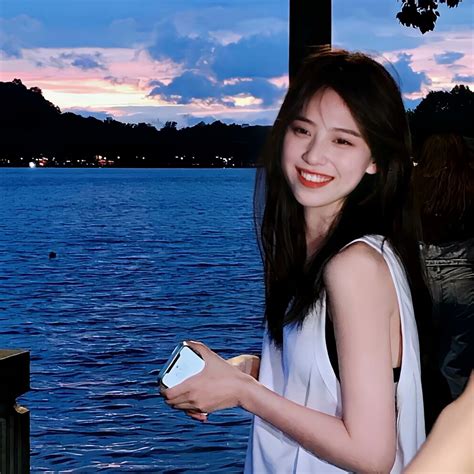 甜美女生头像蓝色背景图
