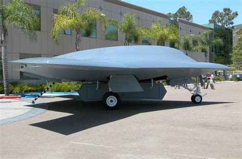 美国研制的全球最大隐身无人攻击机X47B介绍