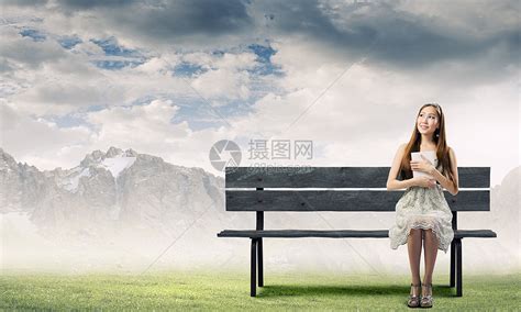 女孩读书亚洲漂亮的女人坐长凳上看书高清图片下载-正版图片300309260-摄图网