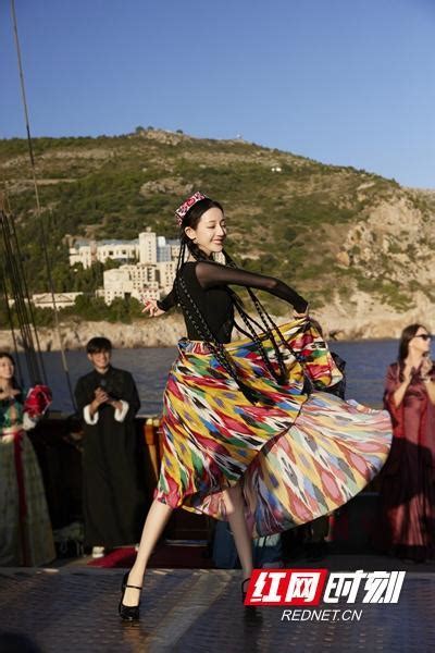 《花儿与少年·丝路季》迪丽热巴跳新疆舞传递民族文化魅力__财经头条