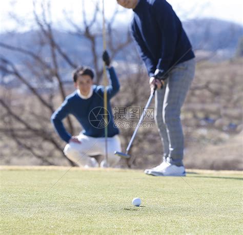 户外亚洲人老板打高尔夫球的人高清图片下载-正版图片502197257-摄图网