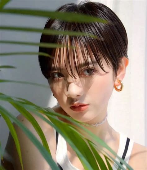 利落温柔短发女生头像