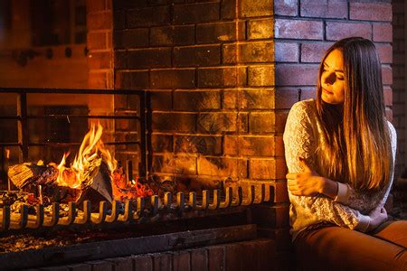 女人在壁炉里看书冬天家放松年轻女孩暖和放松冬天在家高清图片下载-正版图片304152514-摄图网