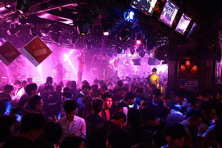 很嗨的酒吧夜场聚会与DJ高清图片下载-正版图片500530499-摄图网