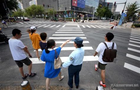 10家单位志愿者走上街头 引导行人文明过马路_房产资讯-北京房天下