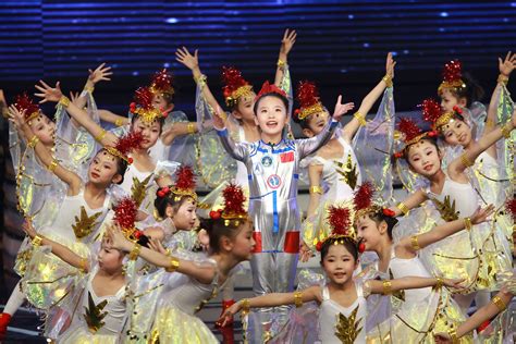 济南市儿童艺术剧院打造的儿童剧《童年》成功首演_行业新闻_中音在线