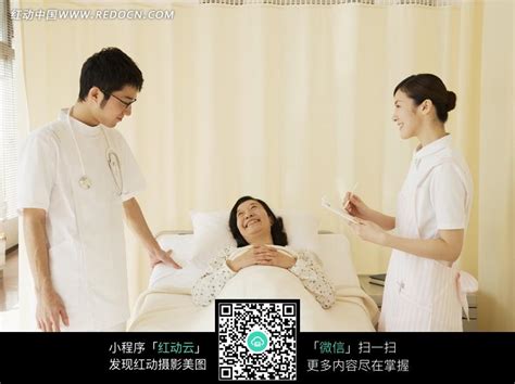 医生和护士正在询问病人身体状况图片免费下载_红动中国