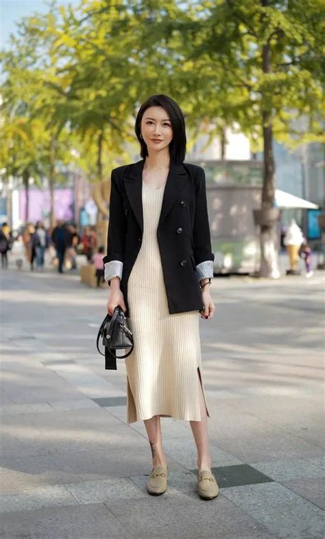 今夏流行一种穿法，叫：“飘带衬衫+半裙”，40岁穿超有女人味-服装潮流搭配-CFW服装设计网手机版