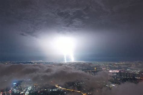 城市中的雷暴天气图片素材-正版创意图片600449074-摄图网