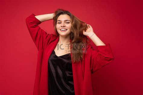 快乐的女孩微笑美容肖像年轻快乐积极笑黑发女人孤立的白色背景上欧洲女人积极的人类情感面部高清图片下载-正版图片505878620-摄图网