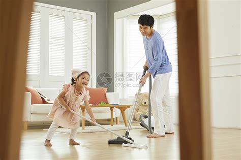 一起居家打扫卫生的父女二人高清图片下载-正版图片502105302-摄图网