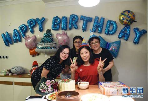 小女孩的生日派对，来自不同年代的一家人和邻居一起吃庆祝餐照片摄影图片_ID:423899091-Veer图库