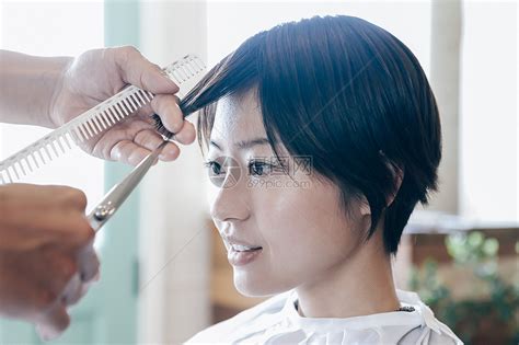 女人在理发店理发高清图片下载-正版图片502054695-摄图网