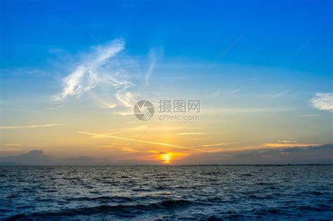 太阳月光的日落天空和云雾在松克拉高清图片下载-正版图片505450469-摄图网