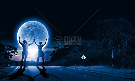 浪漫的站月光下的轻浪漫夫妇的剪影高清图片下载-正版图片300473905-摄图网