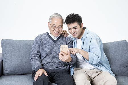 外国老人享受智能生活