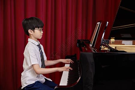 儿童弹钢琴图片_儿童弹钢琴素材_儿童弹钢琴高清图片_摄图网图片下载