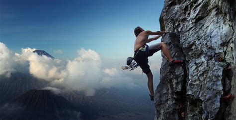 勇敢的登山者图片-险峻山崖上勇敢的登山者素材-高清图片-摄影照片-寻图免费打包下载