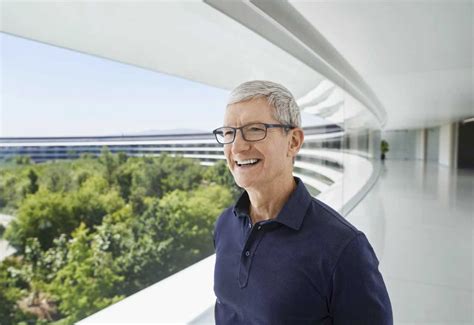 苹果CEO库克一年挣9亿人民币，加冕“打工皇帝”！羡慕吗？__财经头条