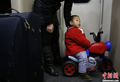 春运镜头：京广高铁上的孩子们 - 文明巡礼 - 东南网