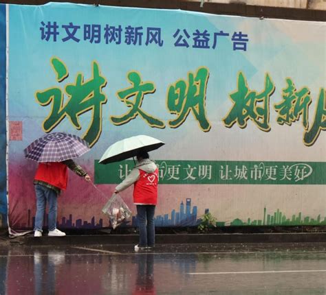 宜春袁州：雨中一抹“红” 奏响创文“进行曲”_江西广播电视台