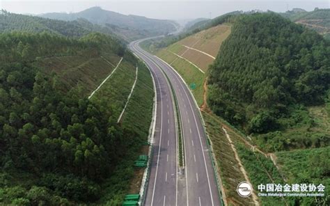 广西梧州环城公路工程沥青面层全线贯通