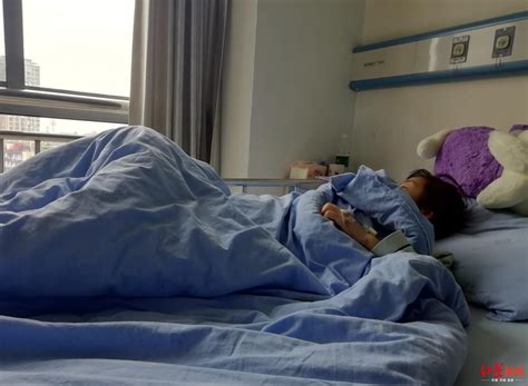 两个弟弟残疾，妈妈患癌症住院，女孩怀8个月身孕照顾弟弟__凤凰网
