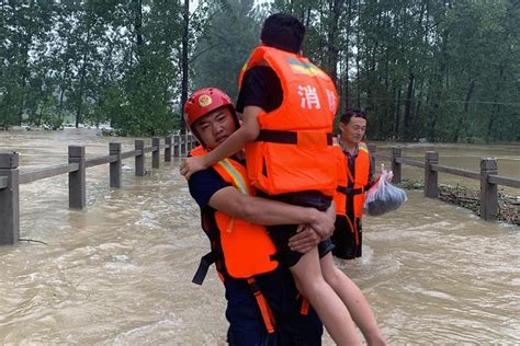 奋勇逆行 鏖战洪魔——解放军和武警部队抗洪救灾影像 - 中国军网