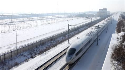 行驶在津秦高铁上的列车（左为津山铁路、中为京哈铁路新线）（图片：漲先森） |ZZXXO