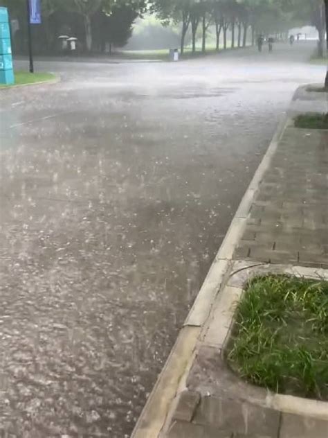 暴雨致西安多条道路严重积水 这些路段千万别走!_凤凰资讯
