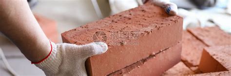 水平的建筑工人砖工用水平检查新红砖墙室外高清图片下载-正版图片300208125-摄图网